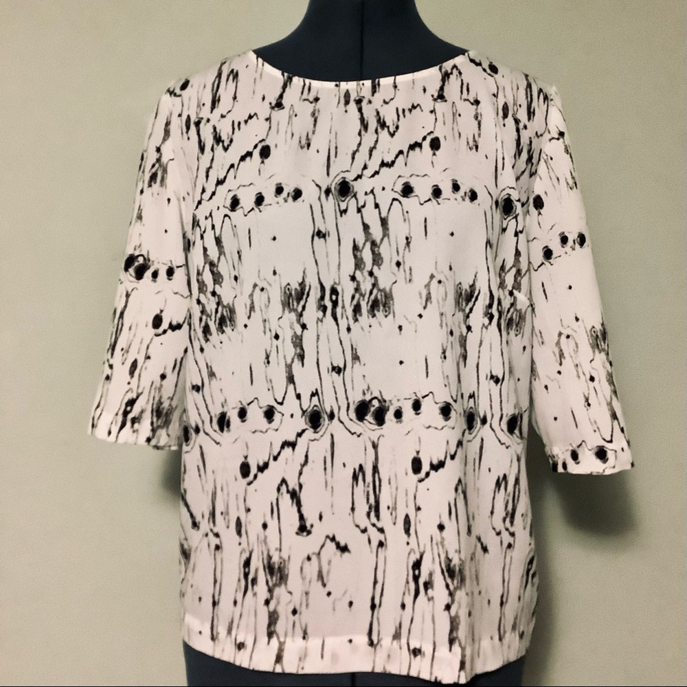 Sophisticated Abstract-Patterned Black & White DKNYC Elbows-Length Top